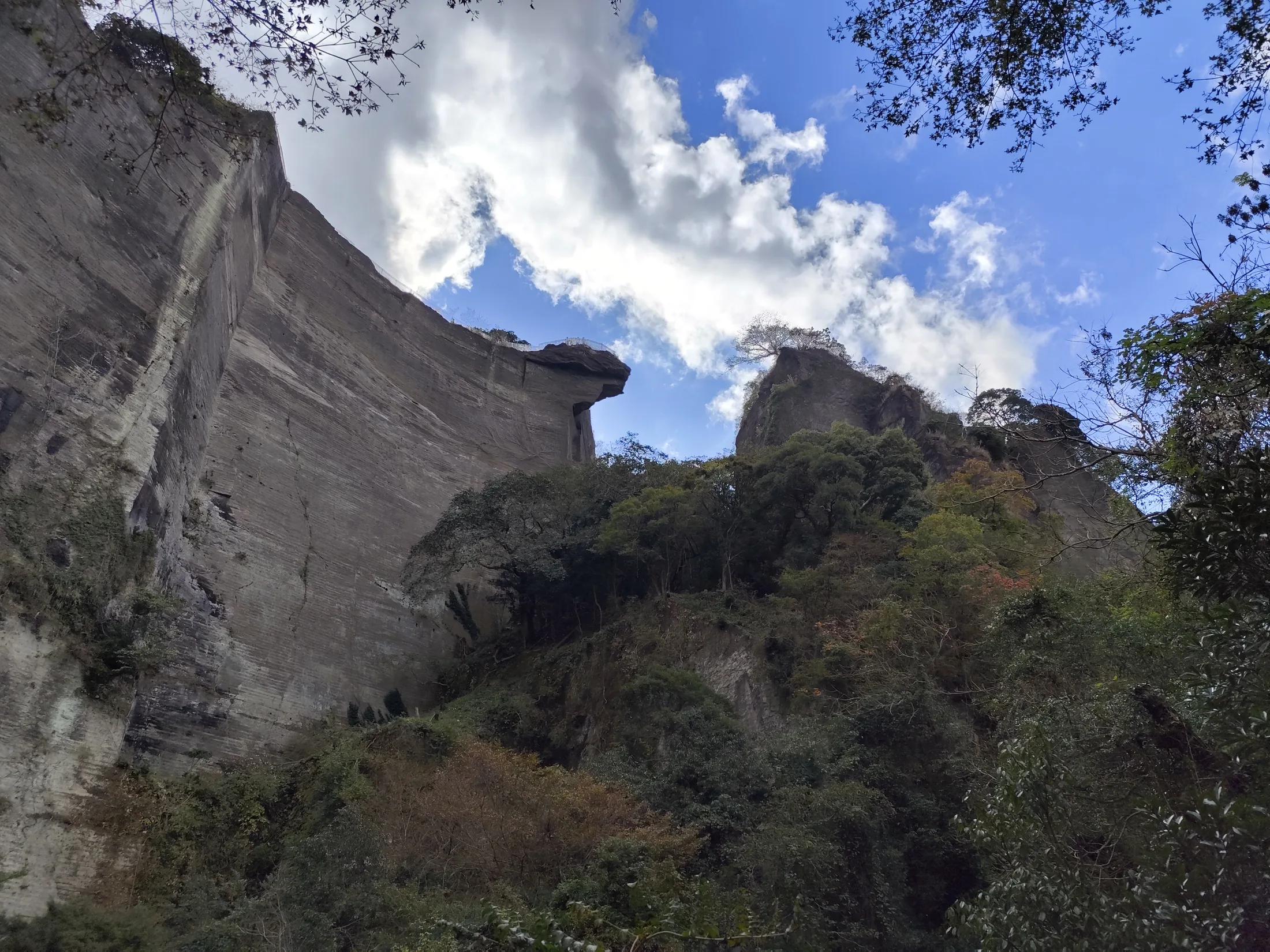 鋸山の断崖から張り出す地獄のぞきの展望台