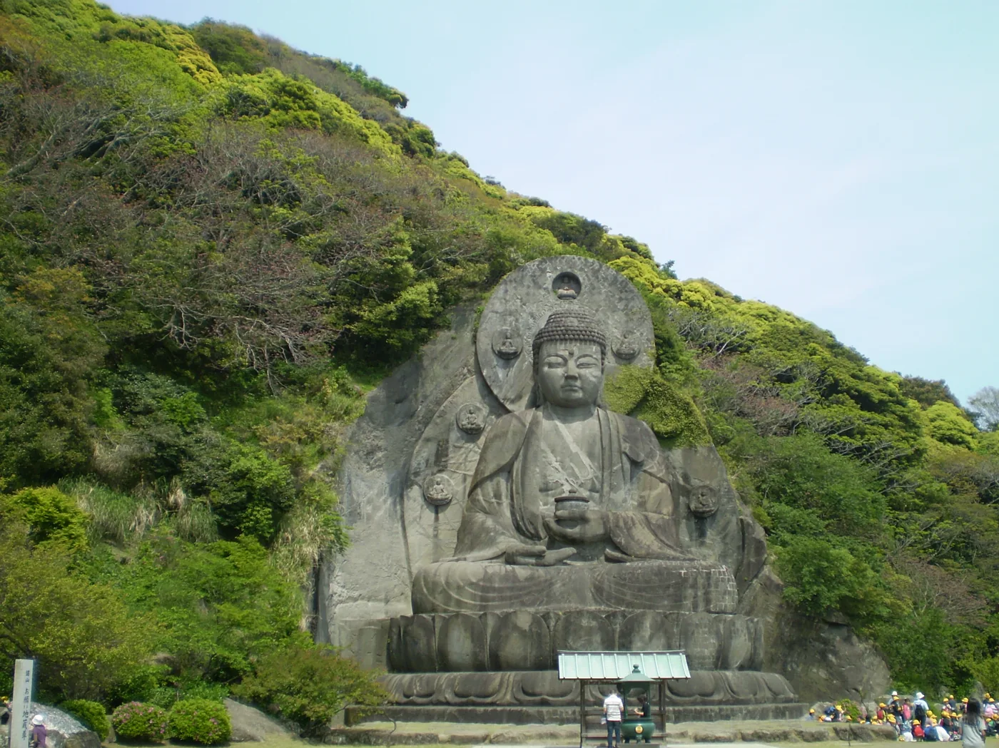 緑の山肌に刻まれた日本寺大仏