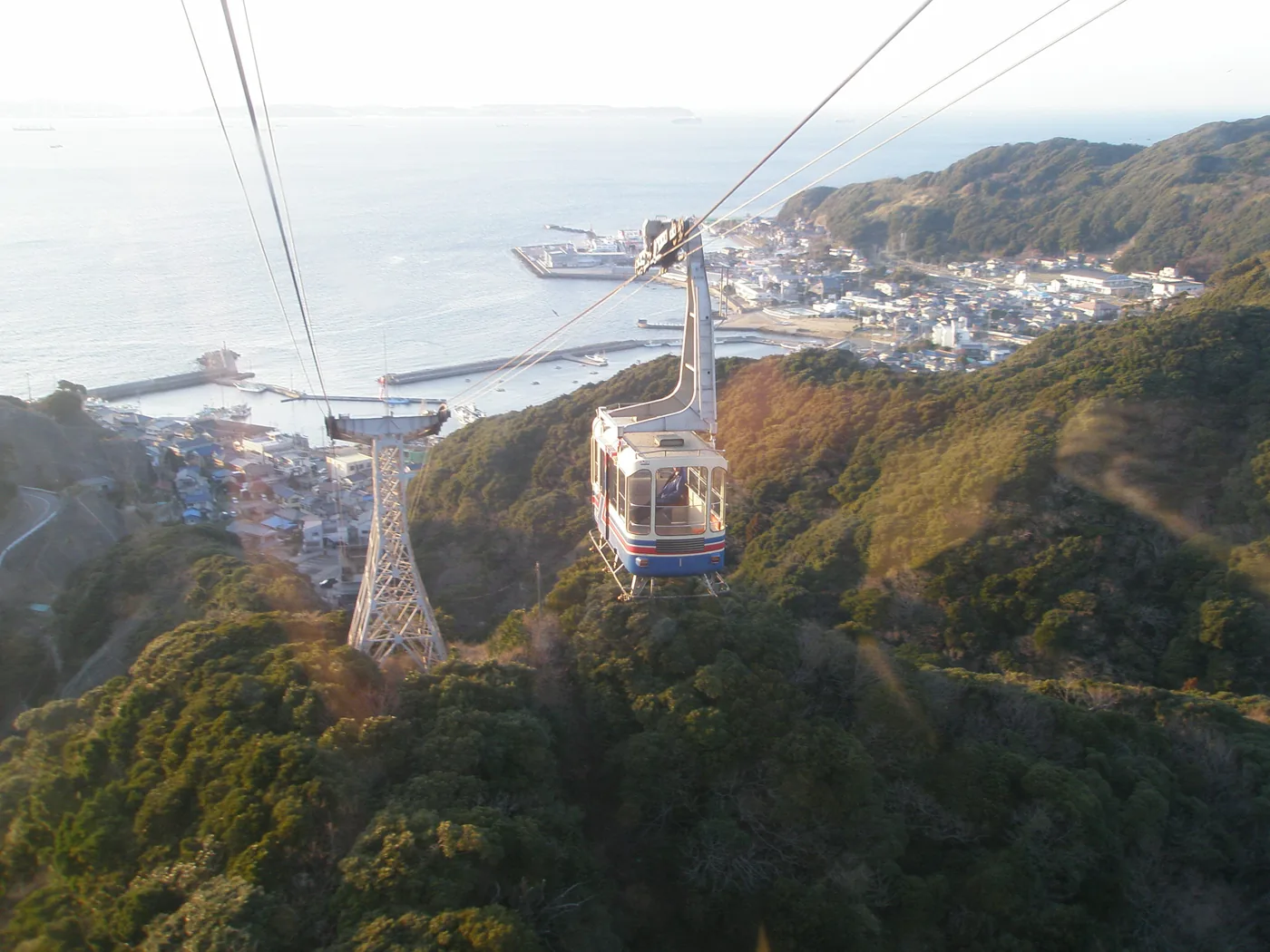 東京湾と金谷の町を背に山を上る鋸山ロープウェー