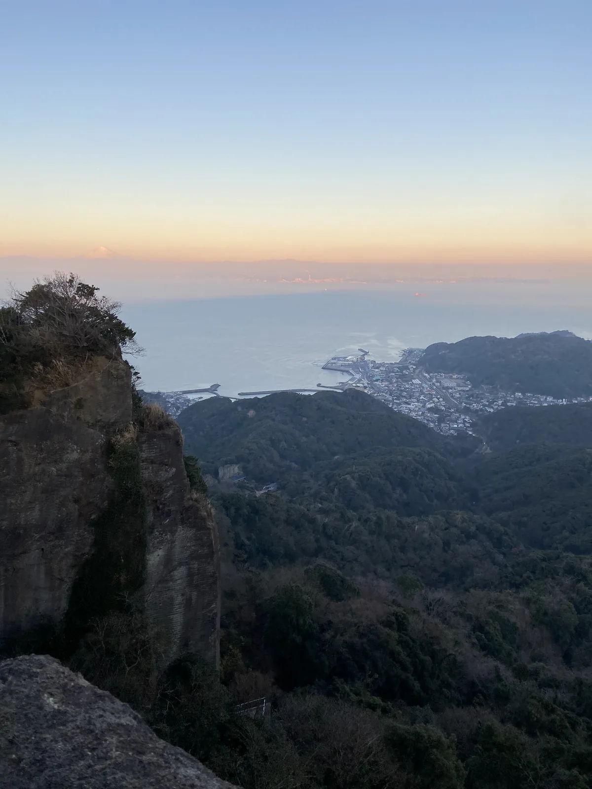 鋸山山頂から見渡す金谷の町、東京湾、遠くの富士山
